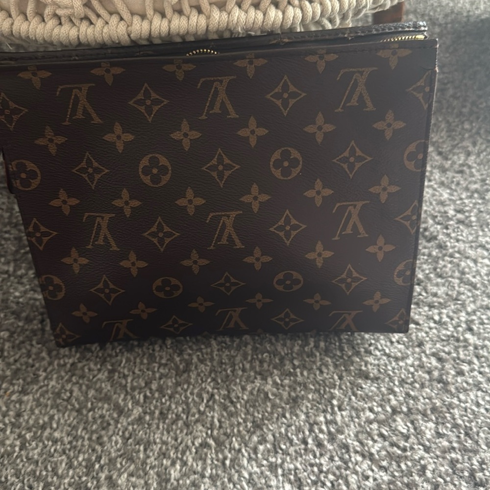 Selling a travel size bag, Louis Vuitton in good condition like new